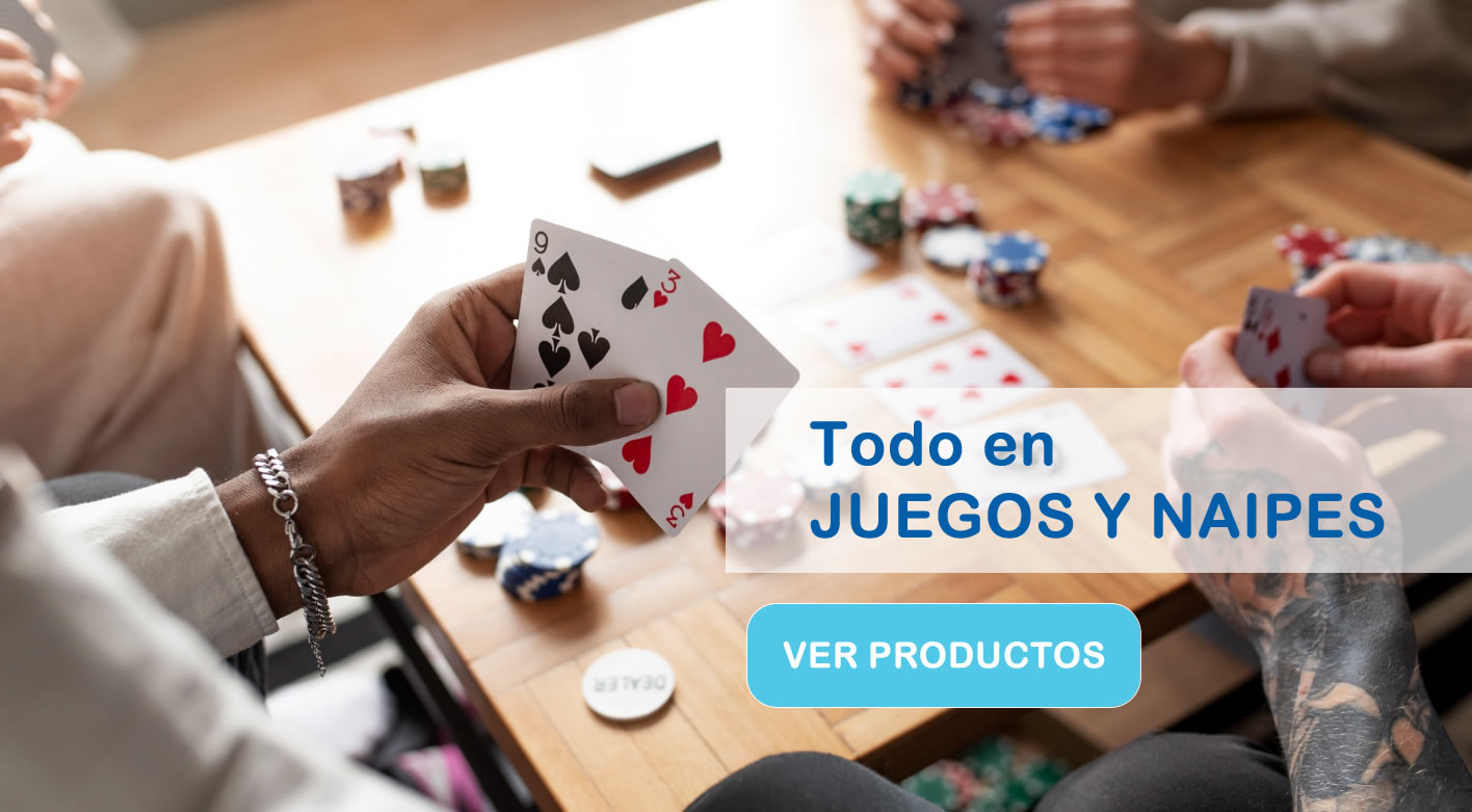 Gente jugando a las cartas con los Artículos de fumador y regalos de comercial gimenez